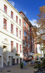 Wohnhäuser mit Teppenaufgang - Geschäfte im Sourterrain, Café im Grasweg, Stadtteil Hamburg Winterhude.