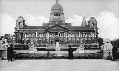 Hanseatisches Oberlandesgericht, Brunnenanlage am ehem. Hamburger Holstenplatz, jetzt Sievekingplatz.