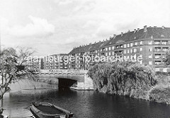 Historische Aufnahme vom Goldbekkanal / Goldbekufer - Brücke Barmbeker Strasse; ein Schute liegt am Anleger.