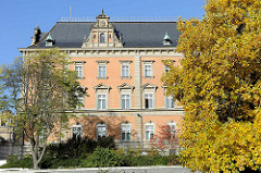 Seitenansicht vom Strafjustizgebäude am Hamburger Sievekingplatz - Blick über die Wallanlagen, Herbstbaum.
