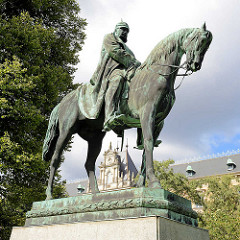 Bronzestatue, Kaiser Wilhelm II auf einem Pferd; Sievekingplatz, Wallanlagen Hamburger Neustadt.