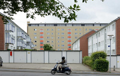 Hochhaus und zweistöckige Wohnblocks - Garagen / Motorradfahrer; Architekturbilder aus Reinbek / Stormarn.