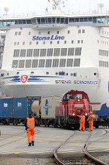 Schiffsbug vom Fährschiff Stena Scandinavica - Schwedenkai in Kiel - Güterzug mit Lokomotive, Bahnarbeiter.