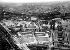 Alte Luftaufnahme von der Jarrestadt zwischen dem Wiesendamm und der Großheidestrasse - in der Bildmitte die Meerweinschule, dahinter der Barmbeker Stichkanal und der Isebekkanal und Wohnhäuser in Barmbek.