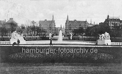 Blick über die Brunnenanlage vor dem Hanseatischen Oberlandesgericht zur Kaiser Wilhelm Strasse.