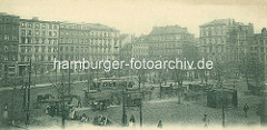 Historische Fotografie vom Hamburger Grossneumarkt, zentraler Platz in der Neustadt - eine Strassenbahn fährt über den Platz, Pferdekutschen / Droschken mit Kutscher warten auf Fahrgäste; Marktstände sind aufgebaut.