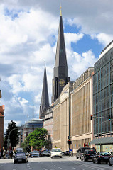 Kirchtürme der Jacobikirche + Petrikirche - historische Architektur ehem. Karstadt-Verwaltungsgebäude,   erbaut 1924 - jetzt Finanzamt.