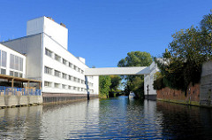 Weisse Industriearchitektur am Südkanal in Hamburg Hamm.