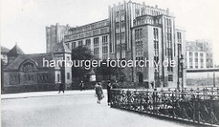 Hühnerposten Hamburg St. Georg;  Postverteilungszentrum, erbaut um 1902; aufgestockt 1922 - seit 2000 unter Denkmalschutz; wurde ab 2001 zum sogen. "Office-Park" umgestaltet; Eventlocation und Sitz der Zentralbibliothek der Hamburger Öffentlichen