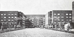 Blick über den Semperplatz mit jungen Bäumen zum Wohnblock zwischen Semperstrasse und Goldbekufer. Entwurf Architektenbüro Grell & Pruter,  die auch 1926  den Eingangsbereich der Margarinenfabrik Voss in Barmbek oder den Ochsenwerder Bahnhofentw