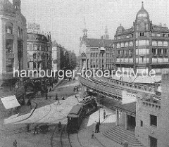 Strassenkreuzung am Rödingsmarkt - eine Strassenbahn fährt unter das Hochbahnviadukt in den Großen Burstah - in der Bildmitte der Alte Wall, re. Graskeller.