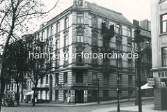 Historisches Bild aus Hamburg Winterhude - Gründerzeitgebäude Grasweg Ecke Ulmenstrasse, Kneipe Stadtparkschänke / Billbräu; re. eine Konditorei / Kaffee mit Eisverkauf.