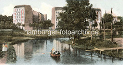 Mündung vom Leinpfadkanal in die Alster bei Hamburg Winterhude - im Hintergrund mehrstöckige Wohnhäuser an der Sierichstrasse / Hudtwalckerstrasse.