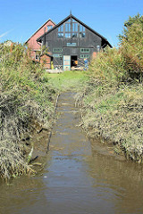 Slipanlage der Bootswerft Cranz an der Este. Von 1868 bis 1992 wurden in jetzt unter Denkmalschutz stehenden Bootshalle Kähne und Beiboote aus Holz gefertigt.