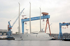 Die Segelyacht White Pearl kehrt von einer  Probefahrt in den Kieler Hafen zurück; das Luxusschiff legt am Werftkai an.