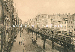 Historische Darstellung vom Hochbahnviadukt am Rödingsmarkt; eine Hochbahn fährt Richtung Millernthor; im Hintergrund das Gebäude der Haltestelle.