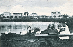 Historisches Hamburgmotiv - Kindermädchen / Mutter mit Kinderwagen auf einer Bank im Eichholzpark, spielendes Kind - Villen am Alsterufer in Hamburg Winterhude, Leinpfad.