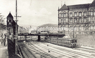 Historische Aufnahme von den Bahngleisen in der Münzstrasse - ein Hochbahnzug nach Ohlsdorf fährt Richtung Hamburger Hauptbahnhof, re. das Gebäude vom Museum für Kunst und Gewerbe.