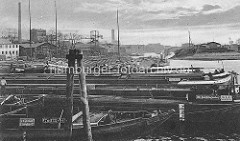 Historische Aufnahme vom Haken in Hamburg Rothenburgsort - re. der Zollhafen Entenwerder. Binnenschiffe liegen dicht beieinander an den Dalben. Am Ufer Krananlagen und Speicher / Lagergebäude. Im Bildzentrum im Hintergrund der Wasserturm von H