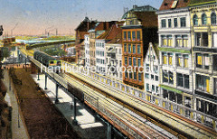 Historische Bilder aus der Hamburger Altstadt - Hochbahnzug auf dem Viadukt am Rödingsmarkt - Geschäftshäuser, Kontorhäuser an der Strasse - im Hintergrund die Elbe und Industrie im Hamburger Hafengebiet.