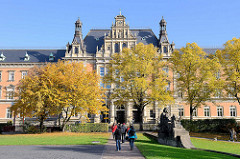 Das Gebäude für die Strafgerichtsbarkeit am Sievekingplatz in der Hamburger Neustadt wurde 1879–1882 nach Entwurf von Hans Zimmermann errichtet.