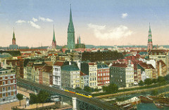 Historische Darstellung der Hamburger Altstadt - Blick über den Binnenhafen in den Rödingsmarkt, eine Hochbahn fährt auf dem Viadukt - Türme von Kirchen und Rathaus.