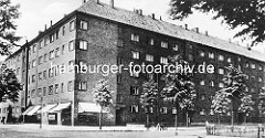 Historische Aufnahme von Hamburg Winterhude - Glindweg Ecke Jarrestrasse;  Geschäft mit Markisen, Strassenbäume.