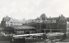 Hühnerposten Hamburg St. Georg;  Postverteilungszentrum, erbaut um 1902; aufgestockt 1922 - seit 2000 unter Denkmalschutz; wurde ab 2001 zum sogen. "Office-Park" umgestaltet; Eventlocation und Sitz der Zentralbibliothek der Hamburger Öffentli