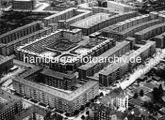 Luftaufnahme der Hamburger Jarrestadt - Wohnblocks und zentraler Bau mit Innenhof; re. die Jarrestrasse, Baugerüste an der Fassade der Wohnhäuser, die vom Architekturbüro Bomhoff & Schöne entworfen wurden.