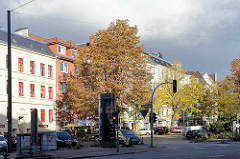 Strasseneinmündung vom Grasweg in die Barmbeker Strasse in Hamburg Winterhude - Herbstbäume, Strassenbäume im Herbst.
