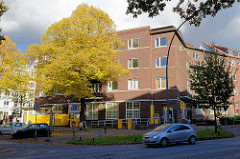 Klinkerexpressionismus in Hamburg Winterhude - Wohngebäude mit Postfiliale am Grasweg / Barmbeker Strasse / Ulmenstrasse.