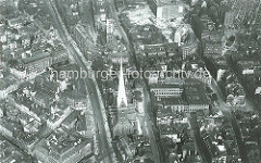 Historisches Luftbild von der Hamburger Innenstadt / Altstadt. Rechts von der Petrikirche das Johanneum - dahinter das entstehende Kontorhausviertel, das Areal des Altstädter Hofs wird abgerissen - ganz re. oben das Ballinhaus.