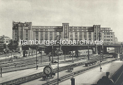 Hühnerposten Hamburg St. Georg;  Postverteilungszentrum, erbaut um 1902; aufgestockt 1922 - seit 2000 unter Denkmalschutz; wurde ab 2001 zum sogen. "Office-Park" umgestaltet; Eventlocation und Sitz der Zentralbibliothek der Hamburger Öffentli