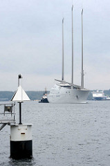 Die Segelyacht White Pearl kehrt von einer  Probefahrt in den Kieler Hafen zurück.
