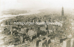 Historischer Blick - Luftaufnahme der Altstadt + Neustadt Hamburgs. Re. der Kirchturm der St. Michaeliskirche, lks die Elbe mit den Werftanlagen und Hamburs Hafen.