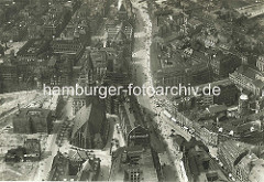 Alte Luftaufnahme von der Hamburger Mönckebergstrasse - re. unten der Barkhof, Bücherhalle und Einfahrt zur Spitalerstrasse. In der Bildmitte die St. Jakobikirche, dahinter die St. Petrikirche; lks. davon das Johanneum, darunter eine Baustelle an