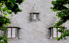 Schieferdach / Dachfenster vom Reinbeker Schloss. Das Schloss Reinbek in Reinbek wurde als eine der Nebenresidenzen des herzoglichen Hauses Schleswig-Holstein-Gottorf im 16. Jahrhundert errichtet. Es gehört zu den frühesten Bauten aus der Herrschafts