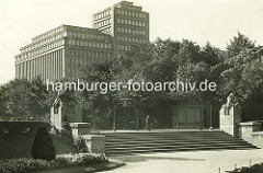 Blick von der Brunnenanlage vor dem Oberlandesgericht zum Hochhaus am jetzigen Brahmsplatz -  das Verwaltungsgebäude, um 1900 vom "Deutschnationalen Handlungsgehilfenverband" in Auftrag gegeben - die Architekten waren Lundt & Kallmorgen. Die Skul