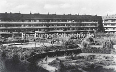 Innenhof des Karl Schneider Wohnblocks in der Jarrestadt / Hamburg Winterhude - Spielplätze und Grünanlage / Hölderlinspark.