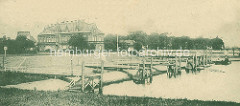 Zollhafen von Hamburg Rothenburgsort / Entenwerder. Wassertreppen und Anleger mit Dalben - Gebäude vom Zollamt.