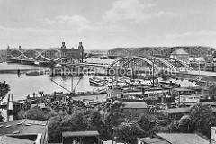 Blick über die Hafenanlage in Hamburg Rothenburgsort - rechts  die Einfahrt zum Oberhafenkanal; Binnenschiffe / Oberländer Kahne haben bei der Billhorner Brückenstrasse festgemacht. Hinter der Norderelbbrücke liegen die Freihafen-Elbbrücken.