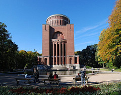 Herbststimmung im Hamburger Stadtpark am Planetarium - die Bänke am Brunnen des Planetariums sind besetzt.