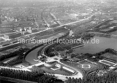 Historische Luftaufnahme vom Hamburger Stadtpark und der Jarrestadt. Im Vordergrund der Stadtparkhafen am Goldbekkanal und die Stadthalle am Stadtparksee - hinter den Bahngleisen die Wohnblocks der Jarrestadt in Winterhude.