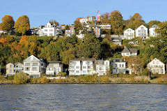 Herbstliche Anischt von Hamburg Blankenese - Blick von der Elbe auf den Süllberg.