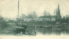 Die Alster in Hamburg Winterhude / Eppendorf - alte Fotografie; Ewer mit Mast am Winterhuder Kai; im Hintergrund die Brücke und re. die St. Johanniskirche in Hamburg Eppendorf.