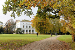 Herbst im Jenischpark in Hamburg Othmarschen - das Jensichhaus zwischen Herbstbäumen.