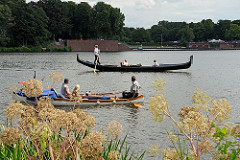 Gondel mit Fahrgästen auf dem Hamburger Stadtparksee.
