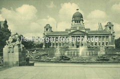 Blick über die Brunnenanlage zum Hanseatisches Oberlandesgericht, Stadtteil Hamburg Neustadt / Sievekingplatz; erbaut 1912 - Architekten Lundt & Kallmorgen.