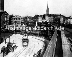 Blick von den Vorsetzen über den Binnenhafen zum Rödingsmarkt. Strassenbahn und Pferdfuhrwerke mit Kutscher auf der Strasse.