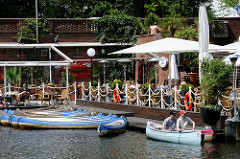 Kanufahrt auf dem Goldbekkanal beim Hamburger Stadtpark - Restaurant, Café am Wasser.